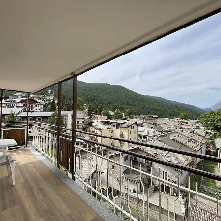 Spacious Apartment, Mountain Views *